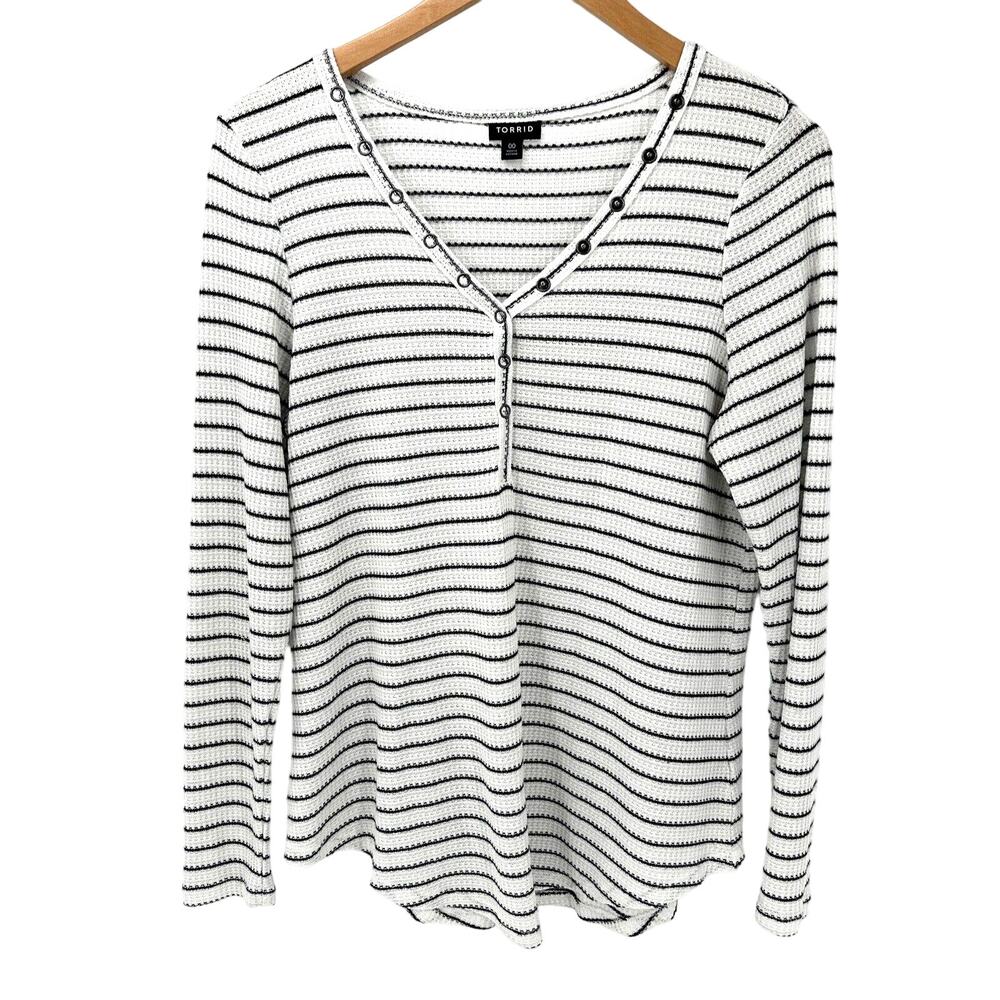 Torrid Shirt Womens Medium Black White Long Sleeves V-Neck Waffle Knit‎